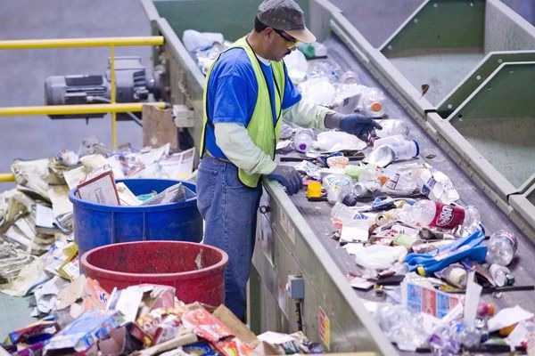 Recycling um neue Rohstoffe zu erhalten, MZB Muldenzentrale Basel